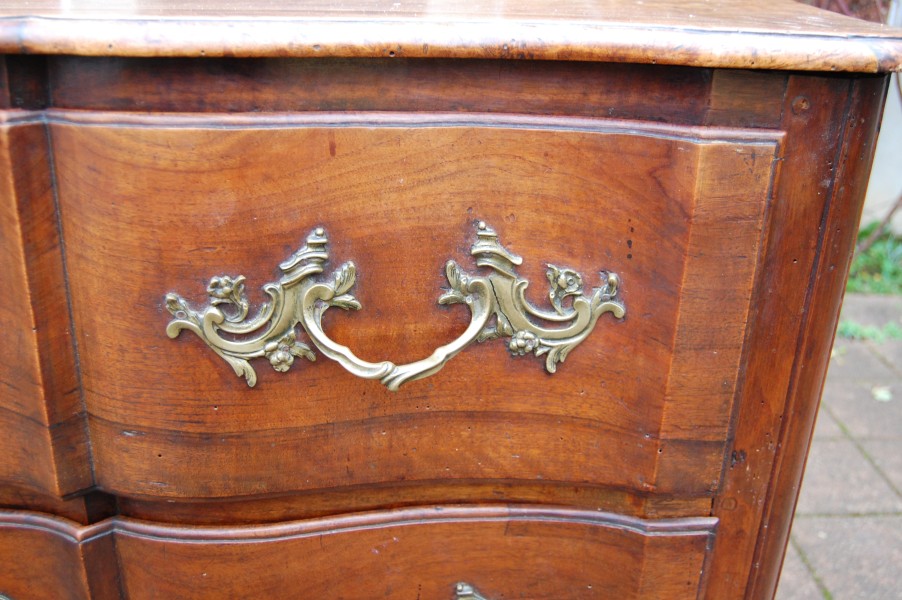 Commode arbal�te d �poque Louis XV en noyer du 18e si�cle