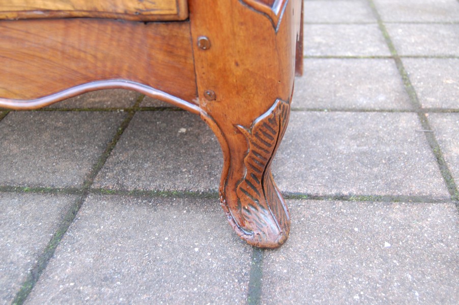 Commode arbal�te d �poque Louis XV en noyer du 18e si�cle