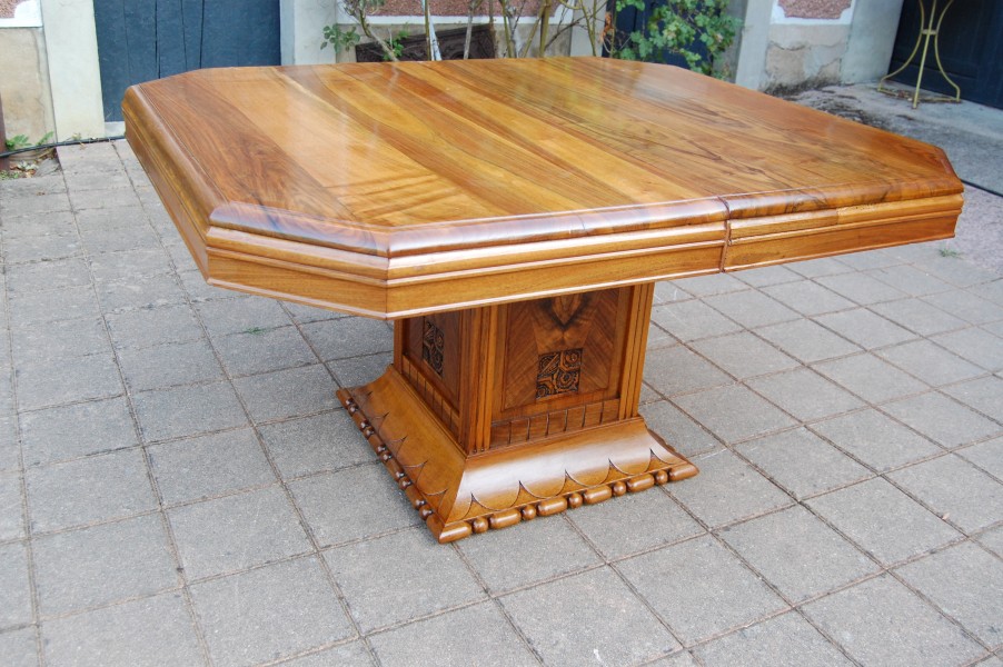 Table art d�co en noyer avec rallonges 14 couverts