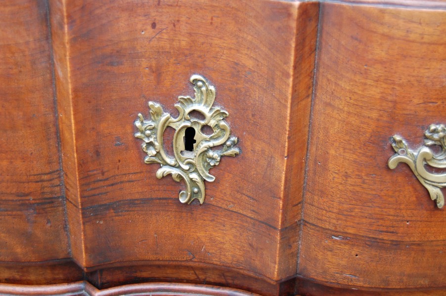 Commode arbal�te d �poque Louis XV en noyer du 18e si�cle