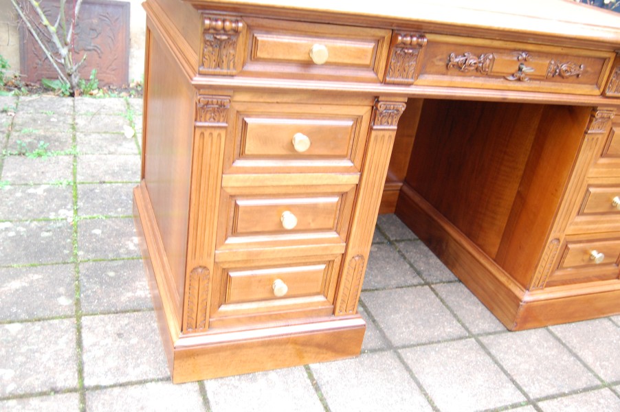Bureau  caisson en noyer Napolon III en noyer du 19e sicle