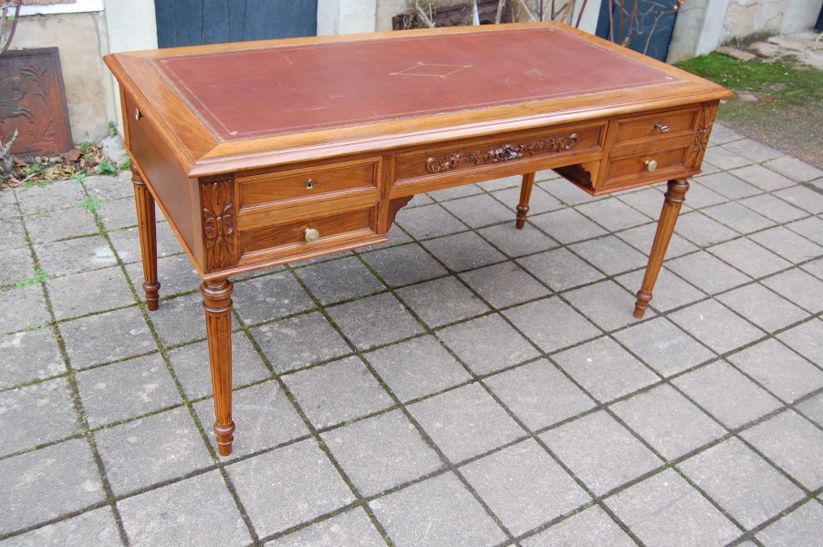 Bureau Napol�on III de style Louis XVI en noyer fin du 19e si�cle