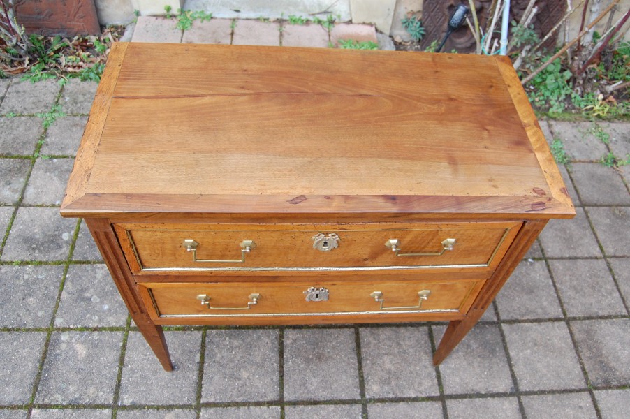 Commode d �poque Louis XVI en noyer du 18e si�cle