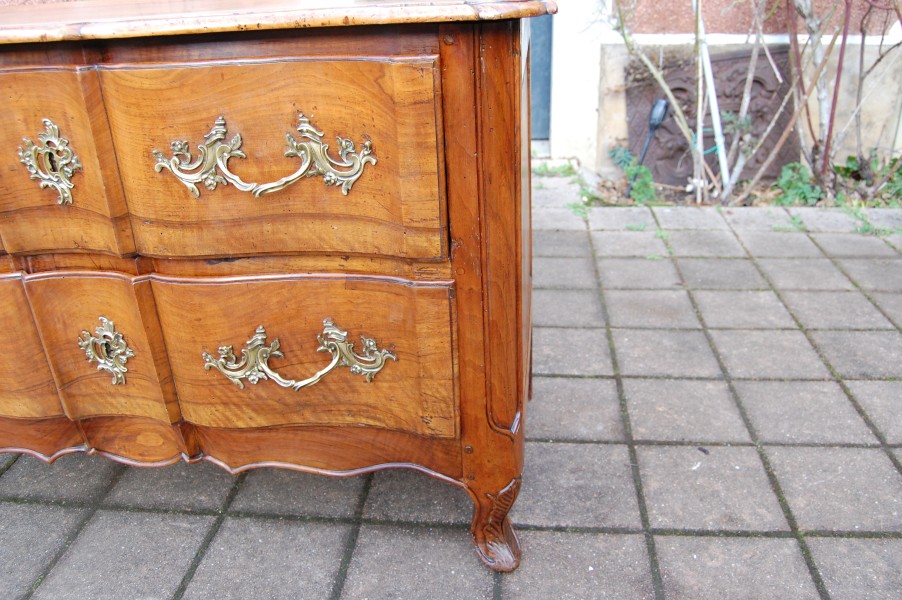 Commode arbal�te d �poque Louis XV en noyer du 18e si�cle