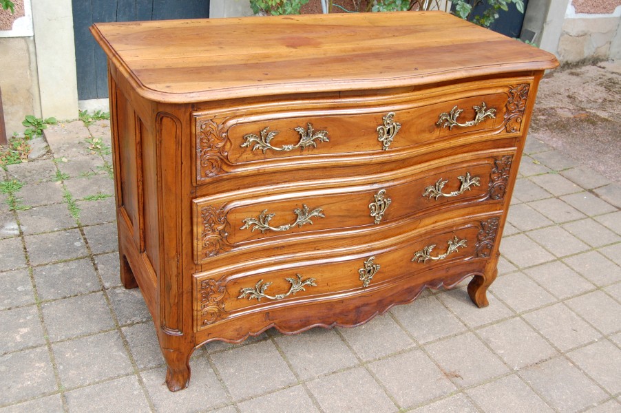 Commode d �poque Louis XV en noyer du 18e si�cle
