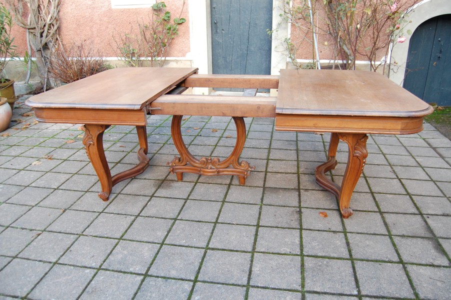 Table Napolon III en noyer de style Louis XV fin du 19e sicle