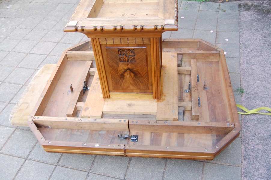 Table art d�co en noyer avec rallonges 14 couverts
