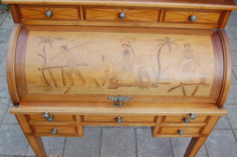Bureau cylindre de style Louis XVI en noyer 