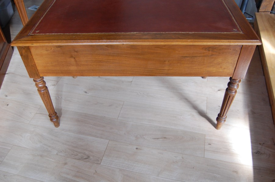 Bureau d �poque Louis Philippe en noyer fin du 19e si�cle