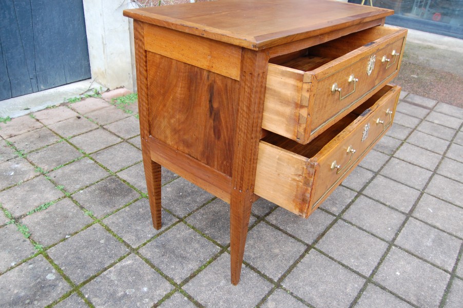 Commode d �poque Louis XVI en noyer du 18e si�cle