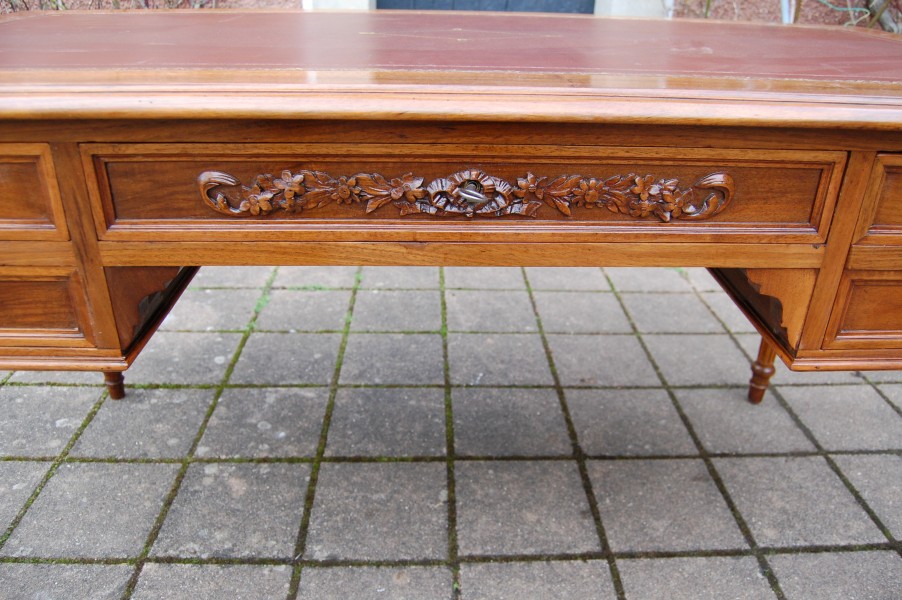 Bureau Napol�on III de style Louis XVI en noyer fin du 19e si�cle