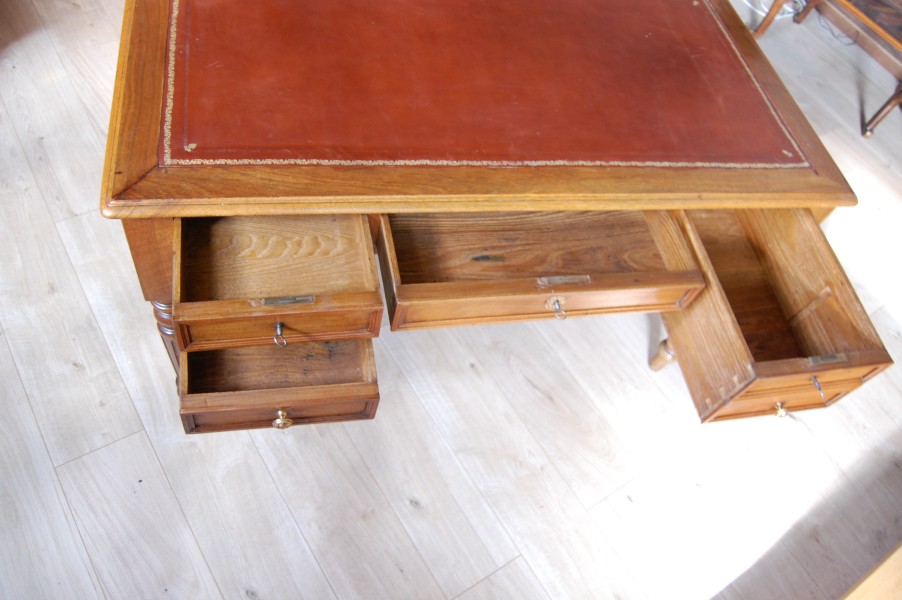Bureau d �poque Louis Philippe en noyer fin du 19e si�cle