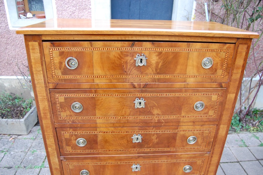 Commode chiffonnier d �poque Louis XVI en noyer du 18e si�cle