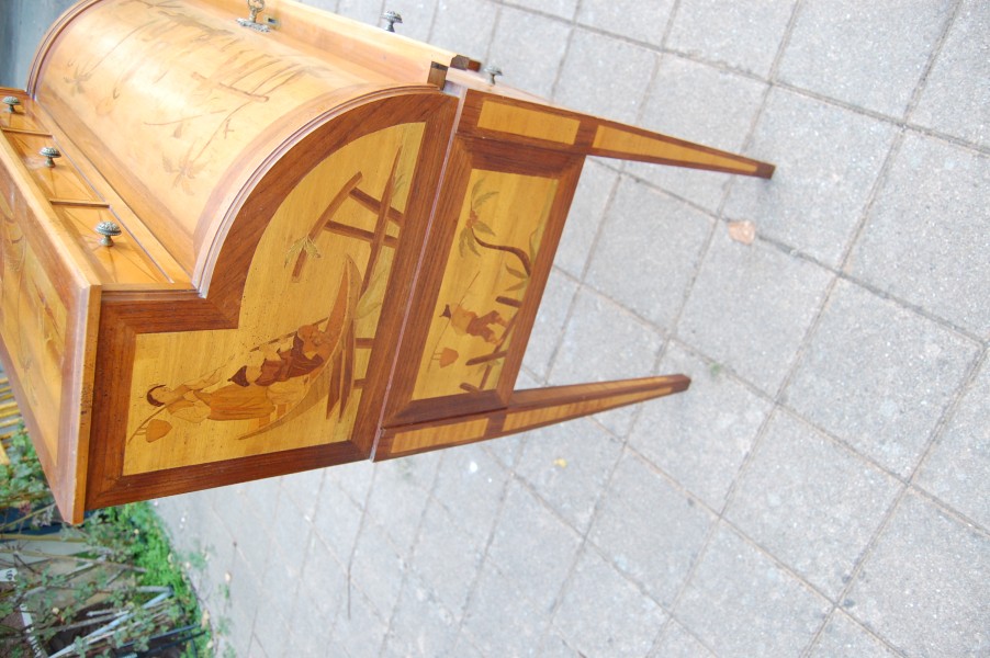 Bureau cylindre de style Louis XVI en noyer 