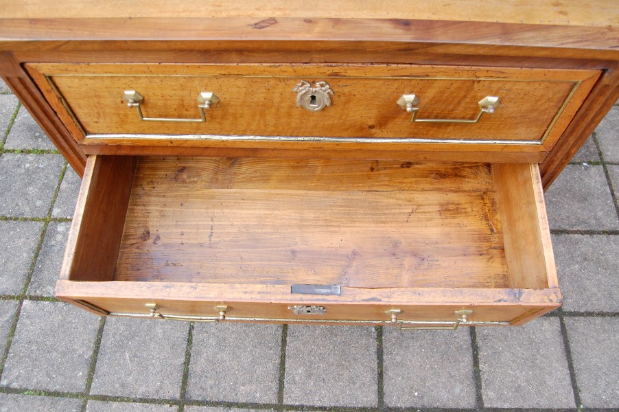 Commode d �poque Louis XVI en noyer du 18e si�cle
