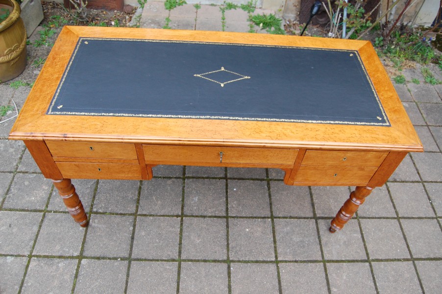 Bureau d �poque Louis Philippe en �rable mouchet� et merisier