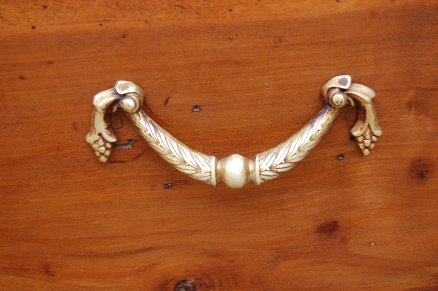 Petite commode d �poque Louis XV en noyer du 18e si�cle