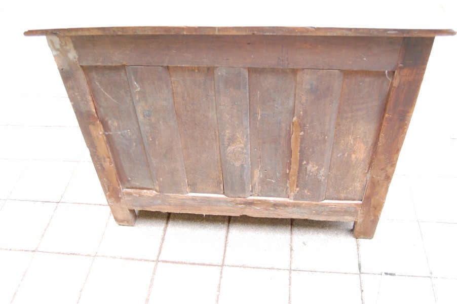 Petite commode d �poque Louis XV en noyer du 18e si�cle