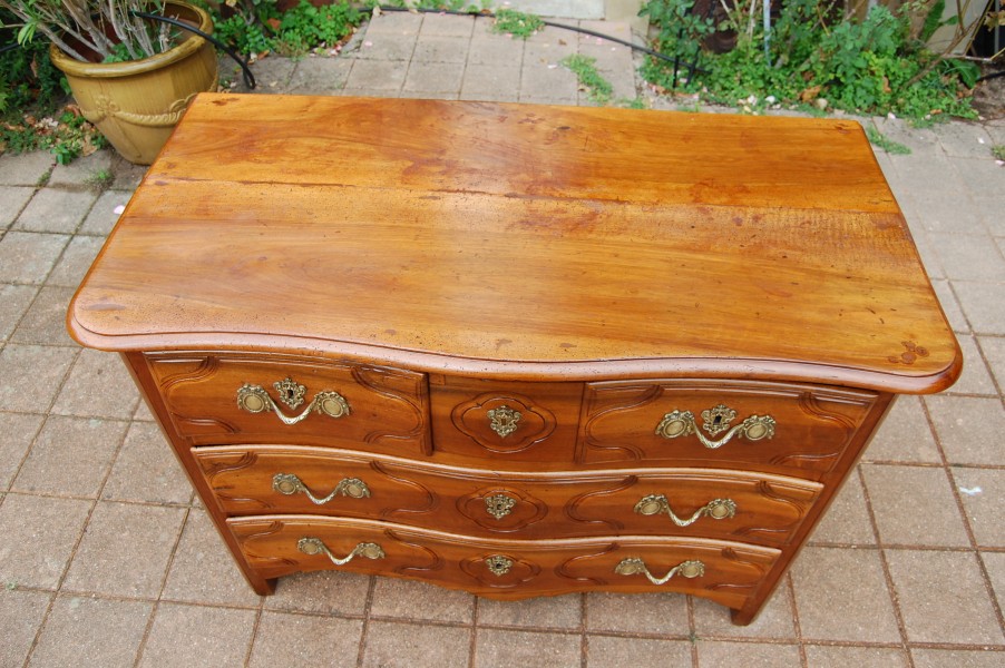 Commode parisienne d �poque Louis XV en noyer du 18e si�cle
