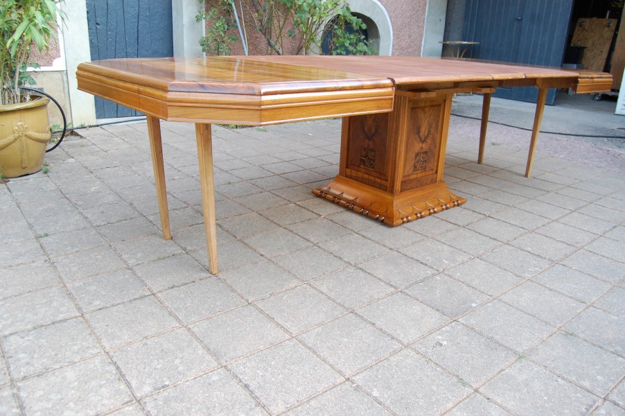 Table art d�co en noyer avec rallonges 14 couverts