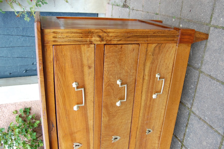 Commode d �poque Louis XVI en noyer du 18e si�cle