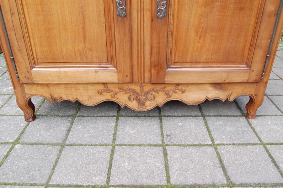 Buffet Louis XV en merisier du 19e si�cle