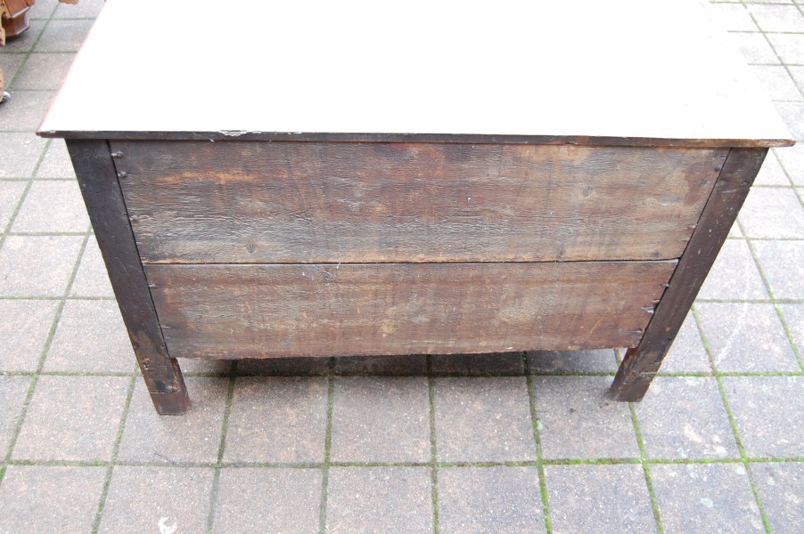 Commode arbal�te d �poque Louis XV en noyer du 18e si�cle