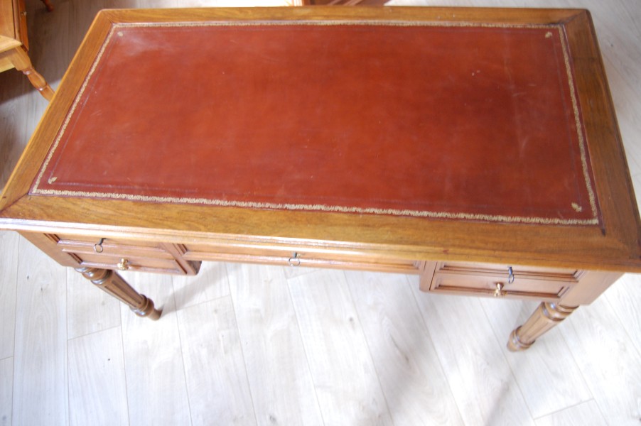 Bureau d �poque Louis Philippe en noyer fin du 19e si�cle