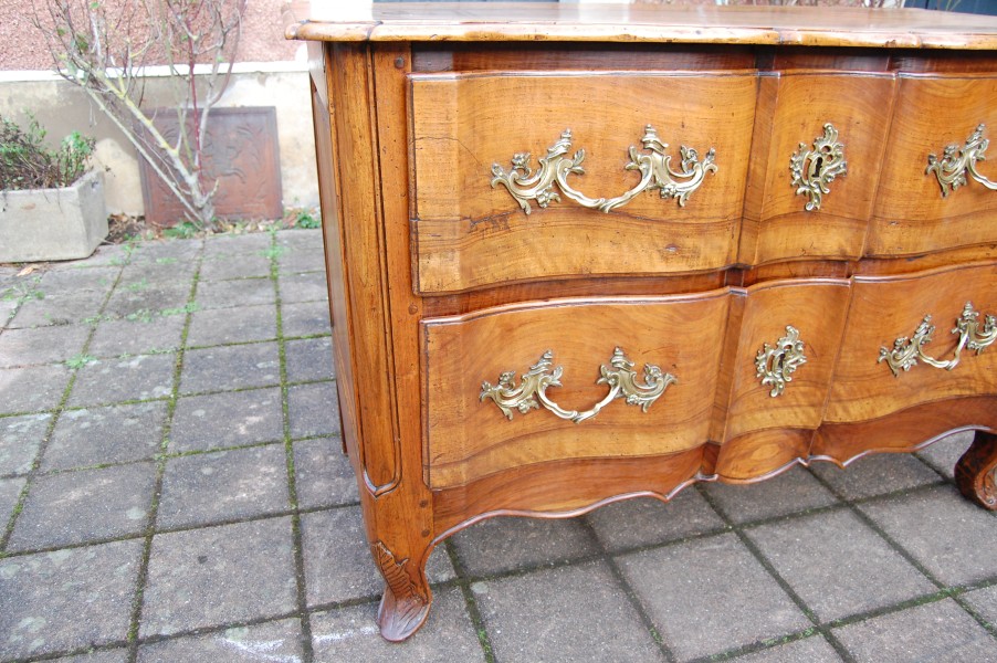 Commode arbal�te d �poque Louis XV en noyer du 18e si�cle