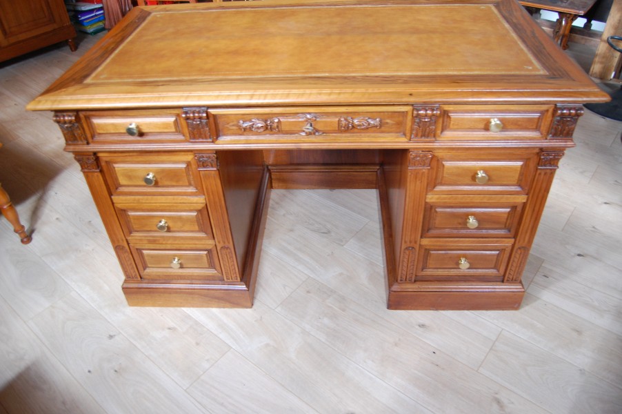 Bureau � caisson en noyer Napol�on III en noyer du 19e si�cle