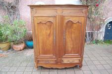 Armoire basse Louis XV en noyer du 19e sicle